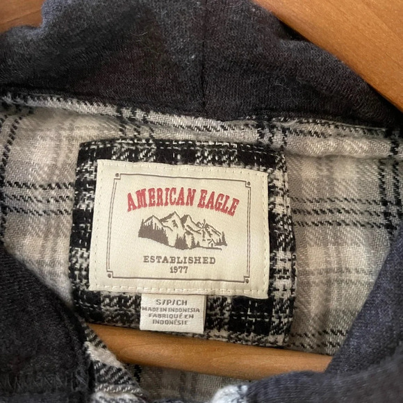 Women’s American Eagle black and white distressed plaid crop hoodie flannel Sm - Picture 3 of 5